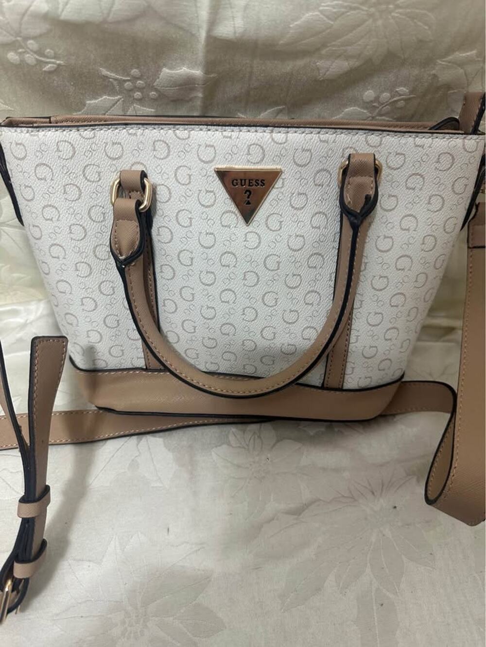 New Guess white and tan logo print handbag. B-311